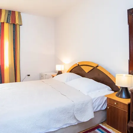 J&j Guest house 3*